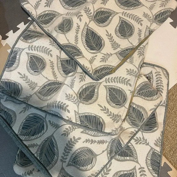 Leaf Patterned Pillowcases - Picture 1 of 7
